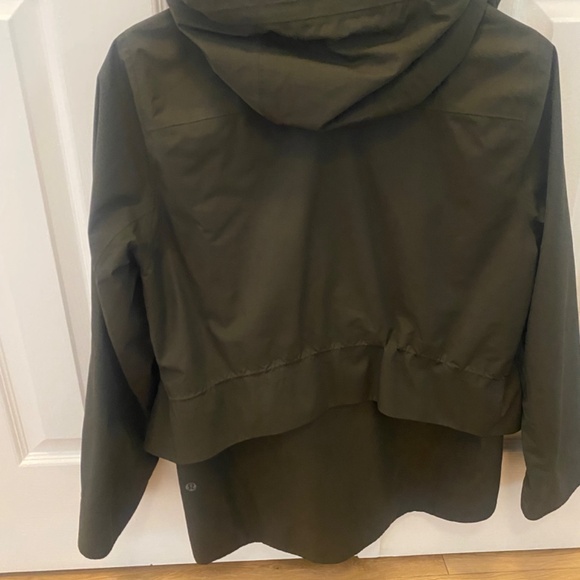 Lululemon jacket/raincoat size 6 - Picture 3 of 3